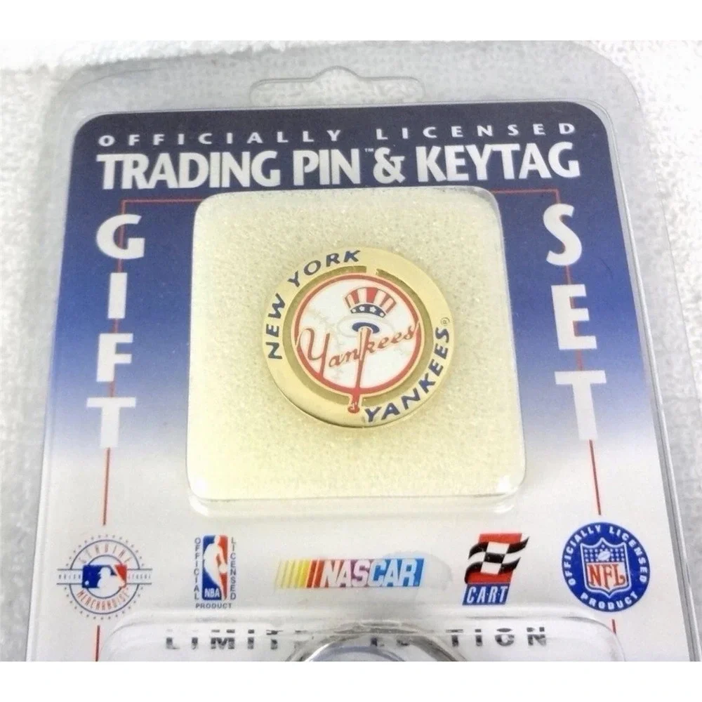 Limited Edition NY YANKEES‎ Keychain and Pin Set